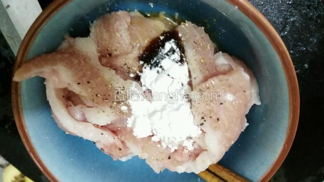 加入盐 油 酱油 糖  蠔油腌制几分钟