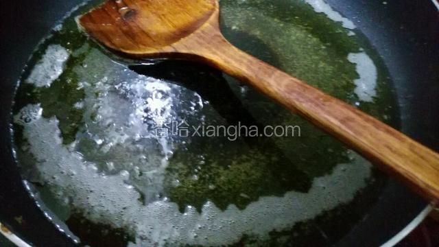 烧热半锅油  大概八成热