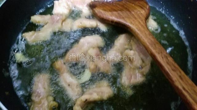 一直保持大火 炸肉  至金黄才酥香