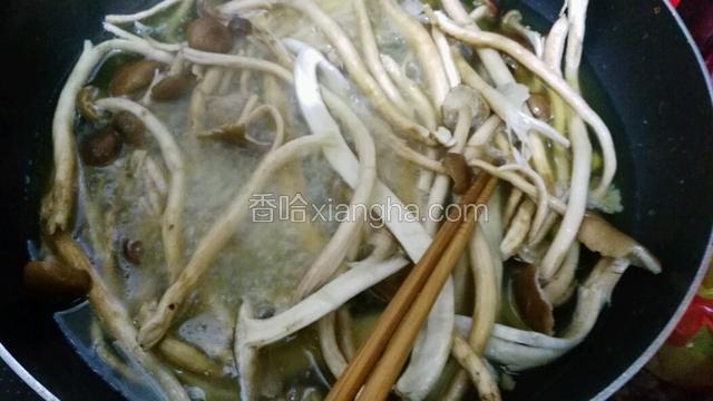 茶树菇也是大火炸一下  水份出来才好吃 看到不冒大气即可