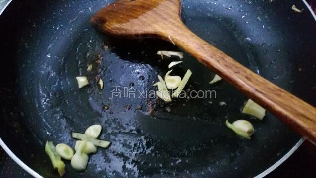 锅留底油下蒜头炒香