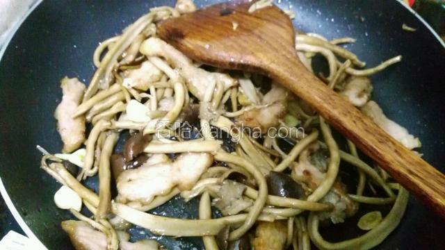 再加入茶树菇翻炒 加点盐 酱油 调味
