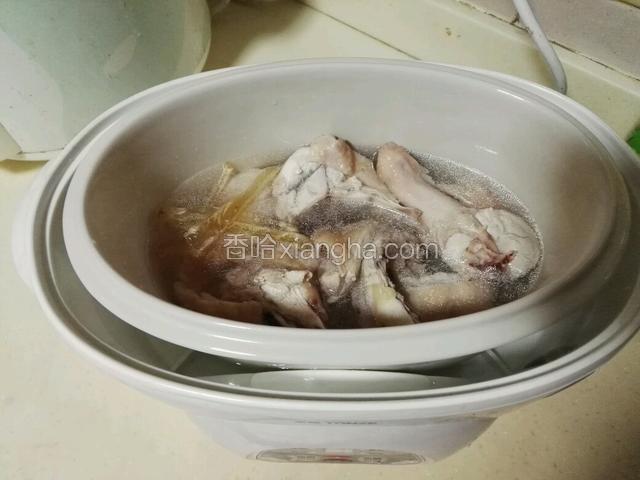 将金龙鱼胶、沙参、花旗参、鸡肉一起放入炖盅内。