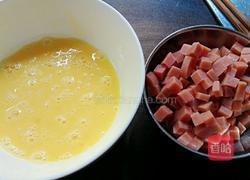 鸡蛋火腿炒豌豆的做法图解3