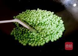鸡蛋火腿炒豌豆的做法图解6