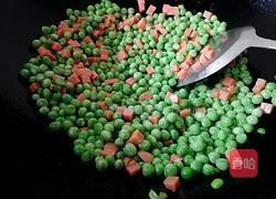 鸡蛋火腿炒豌豆的做法图解7