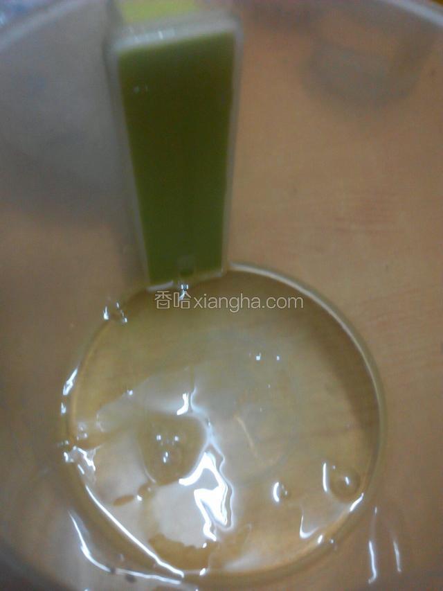 打蛋白先滴三滴白醋，不能加多，加多会酸的