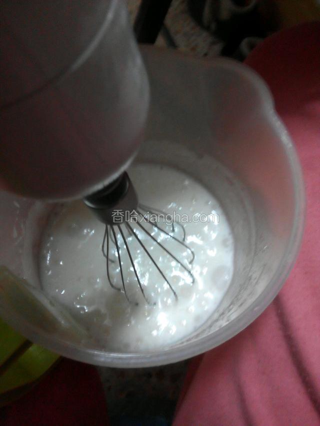 加一匙白糖下去打，白糖要分三次加