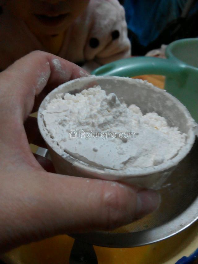 把打好的蛋黄加低筋面粉，面粉要过筛，最好过三次