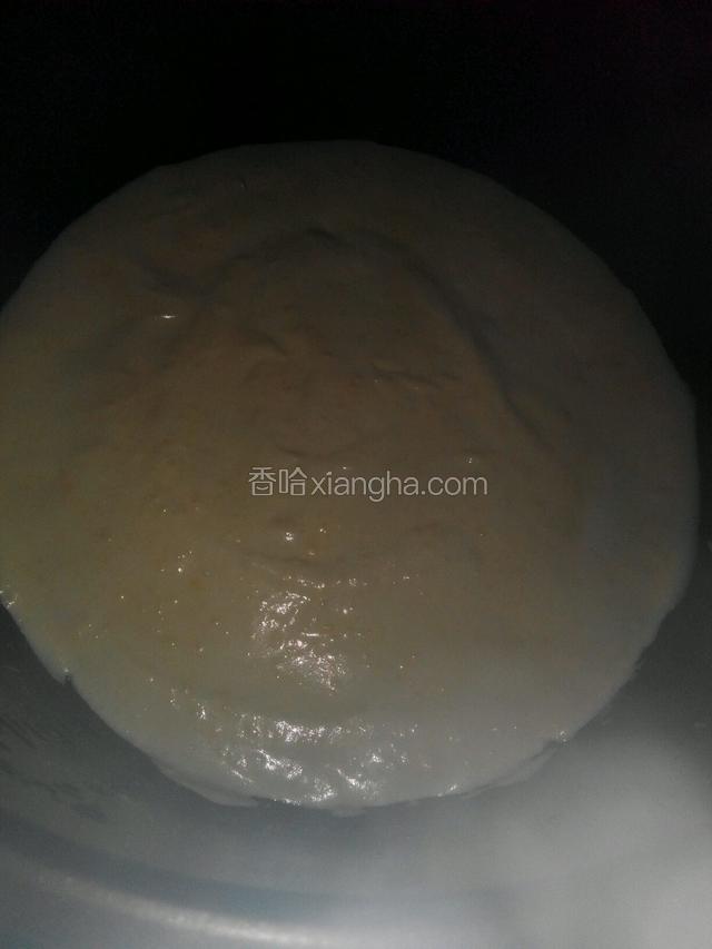 拌好蛋白跟蛋黄，把人剩下三分之二的蛋白全加入去，拌时不能顺时间拌，一定要像炒菜一样，上下拌到全部容合