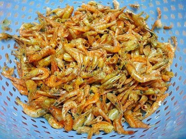 把小虾干淘洗干净，沥干水份