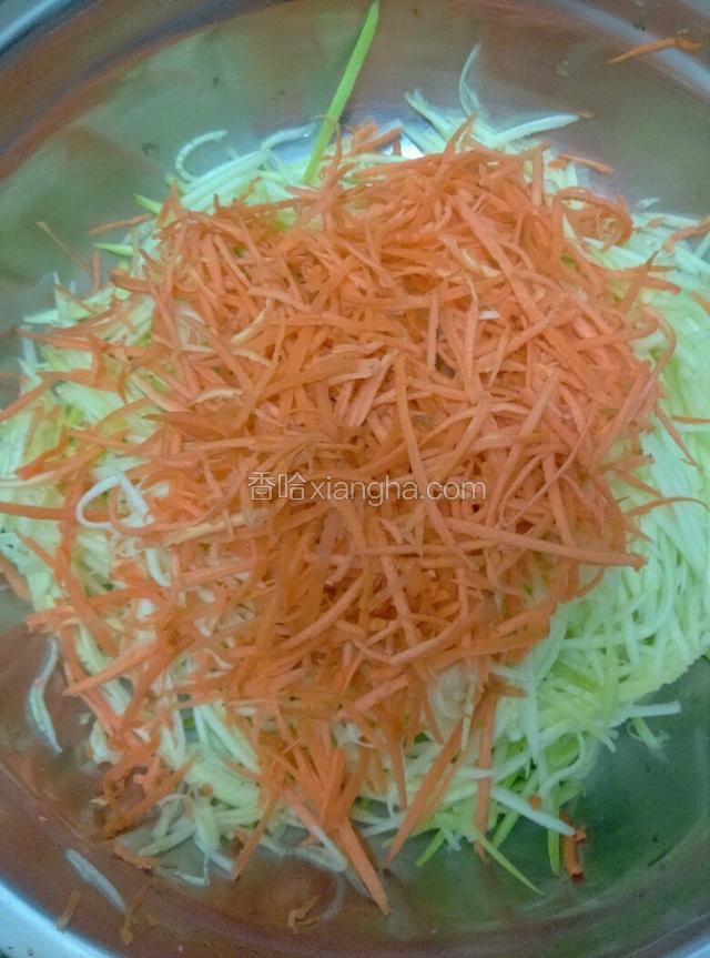 西葫芦洗净切丝。胡萝卜切丝