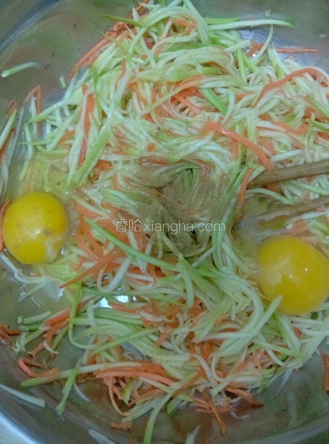 加俩勺盐。加胡椒粉拌匀。腌2分钟。加鸡蛋
