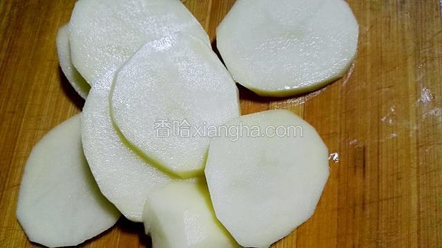 土豆削皮，洗净，切片