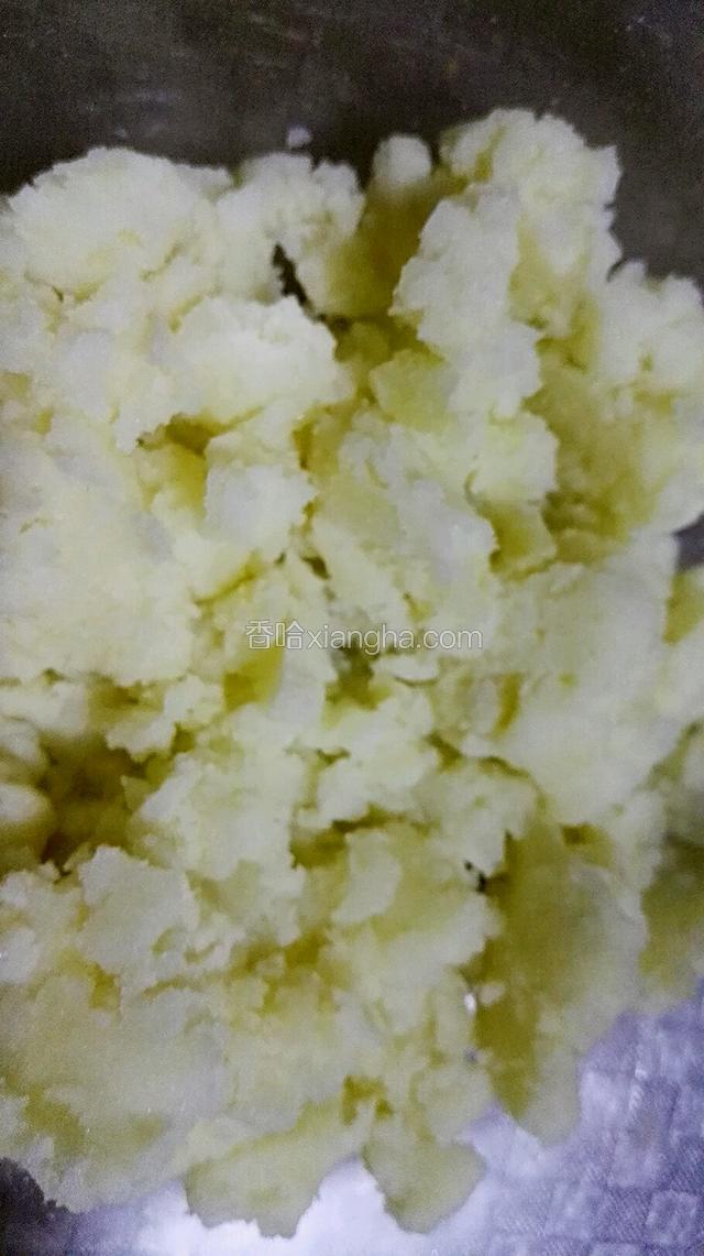 蒸熟的土豆片压成土豆泥