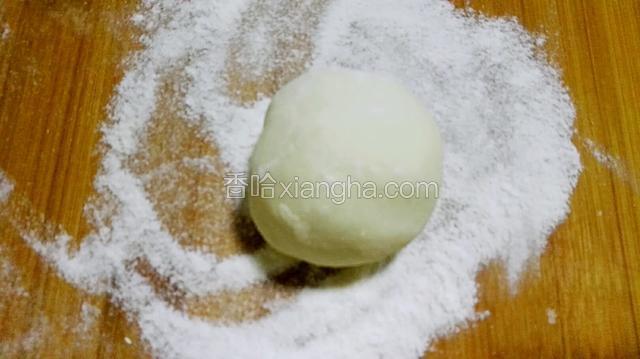 将土豆泥玉米淀粉面粉，搓匀揉成团，面板撒面粉