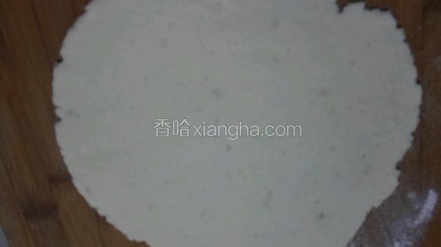 用擀面杖擀成薄厚均匀的薄片