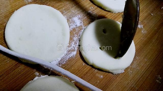 再找一把勺子戳出笑脸的嘴巴