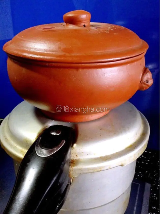 高压锅中加水（水要多些），把汽锅放到出气阀上，通过蒸汽使食材逐渐蒸熟。