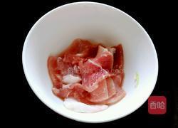 土豆片尖椒炒肉的做法图解1