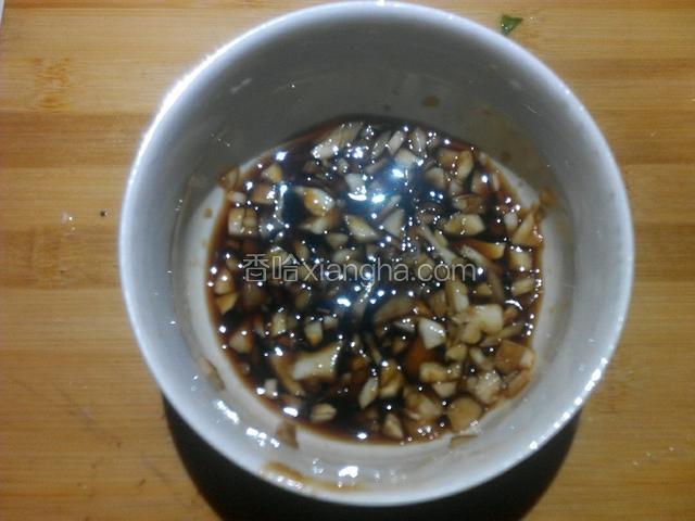 碗里放入剁碎的香菇蒂、加入蚝油、酱油、盐拌匀调成汁