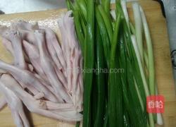 蒜苗焖鸭爪的做法图解1