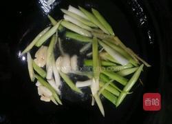 蒜苗焖鸭爪的做法图解6