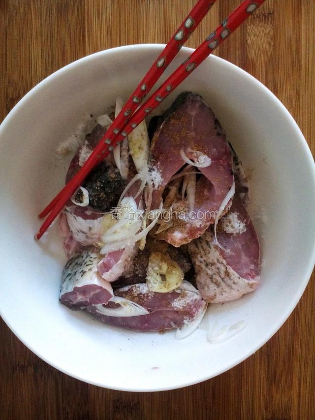 鱼块放入碗中，加入葱姜、盐、料酒、五香粉腌制半小时备用。