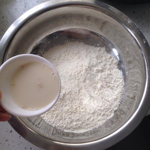 准备好面粉，酵母用35度左右的温水溶解，开始和面