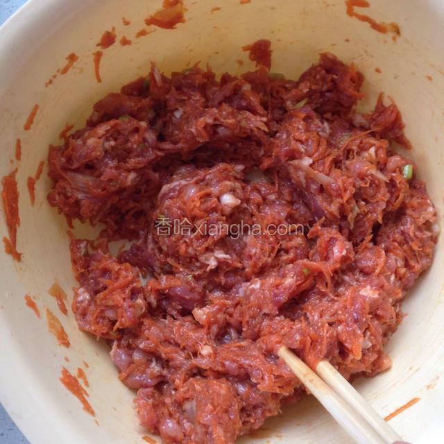 用筷子顺时针搅拌一会，直到肉馅上劲