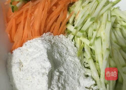 西葫芦胡萝卜蛋饼的做法图解1