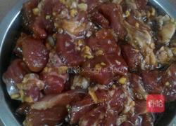 粤菜：牛腩炆萝卜的做法图解3