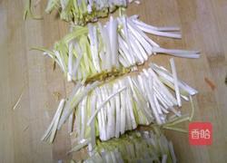 鸡蛋、胡萝卜、蒜黄、辣椒、豆腐皮的做法图解1