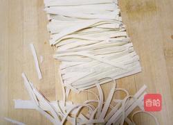 鸡蛋、胡萝卜、蒜黄、辣椒、豆腐皮的做法图解3