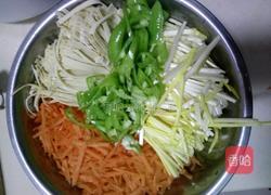 鸡蛋、胡萝卜、蒜黄、辣椒、豆腐皮的做法图解5
