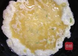 鸡蛋、胡萝卜、蒜黄、辣椒、豆腐皮的做法图解8