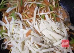 鸡蛋、胡萝卜、蒜黄、辣椒、豆腐皮的做法图解13
