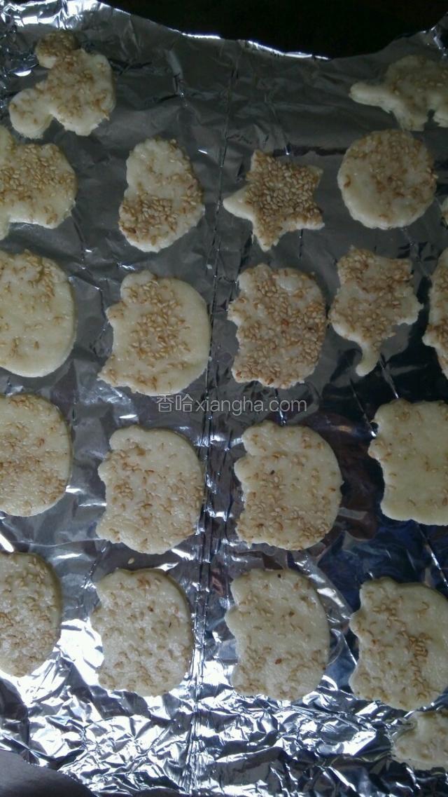 烤盘铺好锡纸，将饼干摆好，这时候烤箱可以提前预热