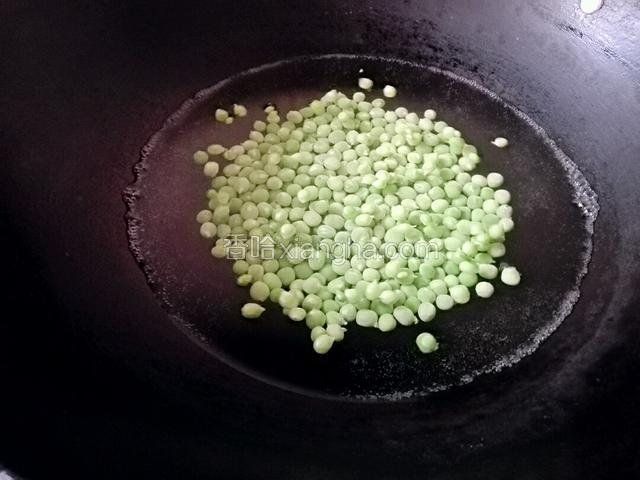 锅中烧沸水，把豌豆倒下去焯一下