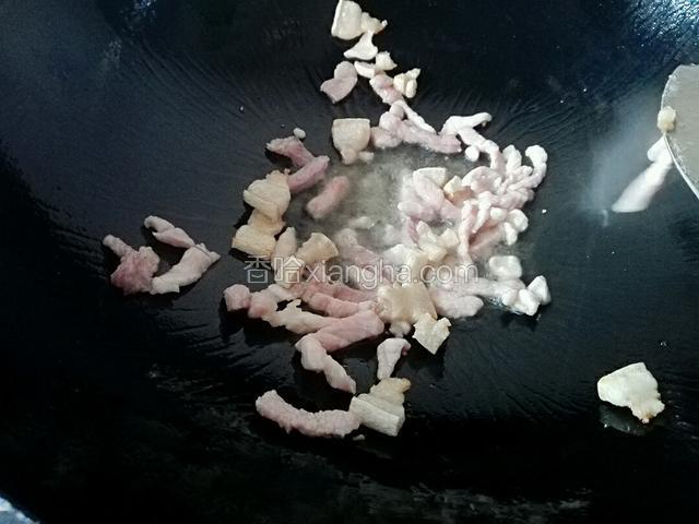 再倒入瘦肉炒变色