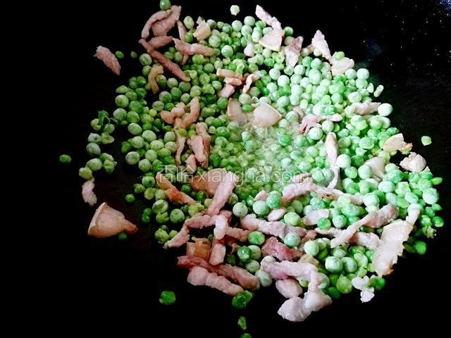 最后加入大半勺子盐炒均匀即可出锅