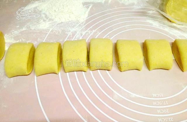 用刀切成同等大小的馒头生坯.