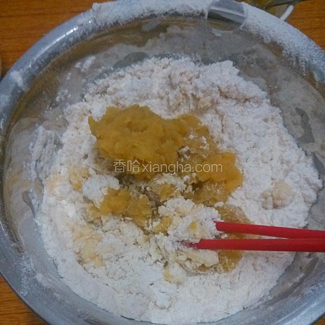 加入红薯泥搅拌均匀，适量加入水和面均均