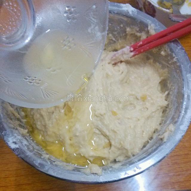 加入软化好的黄油搅拌均匀