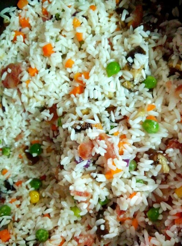 锅里倒入适量油，把所有材料倒入锅里翻炒几下加入适量盐小炒。