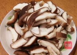 双椒香菇炒肉的做法图解3