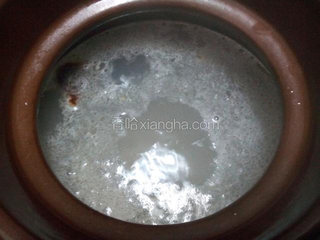 水烧开，把米和姜陈皮一起加入，大火烧开后转小火35分钟。