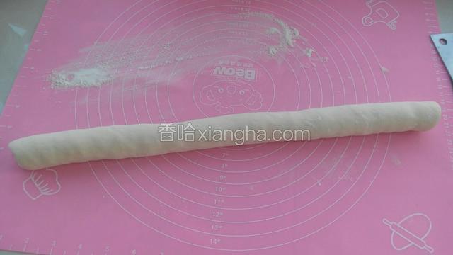 把面团揉匀擀成长条。