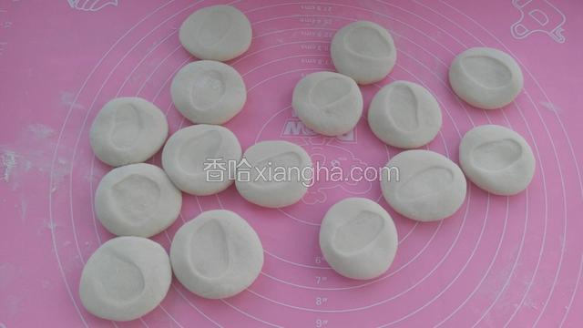 把面剂子用掌心按扁。