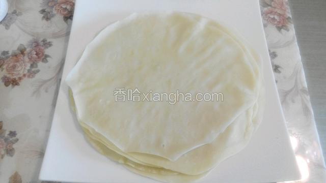把所有饼都烙好后放一旁备用。（可以盖上保鲜膜保持饼的软度）